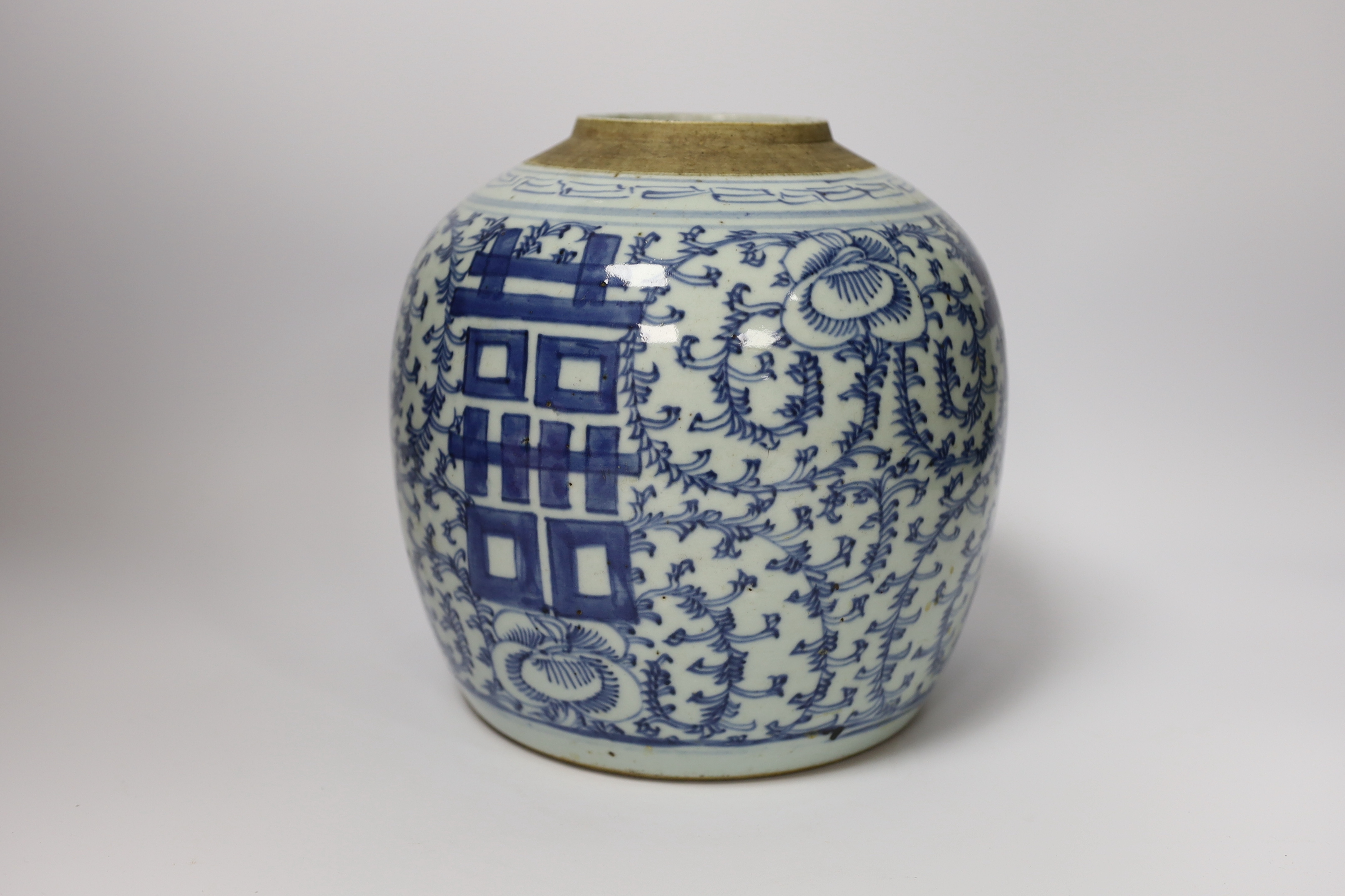 An early 19th century Chinese blue and white jar, 20cm